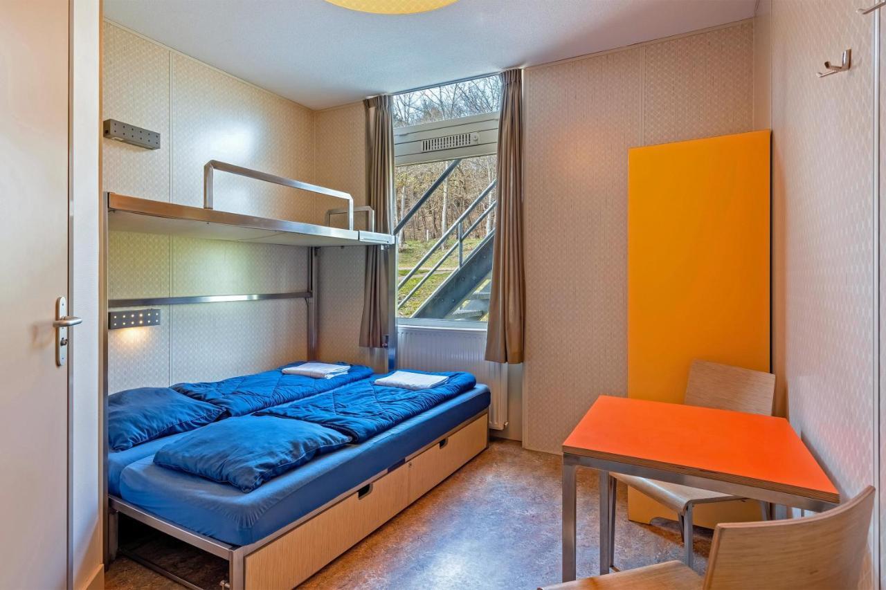 Zweibettzimmer mit Etagenbett und eigenem Bad
